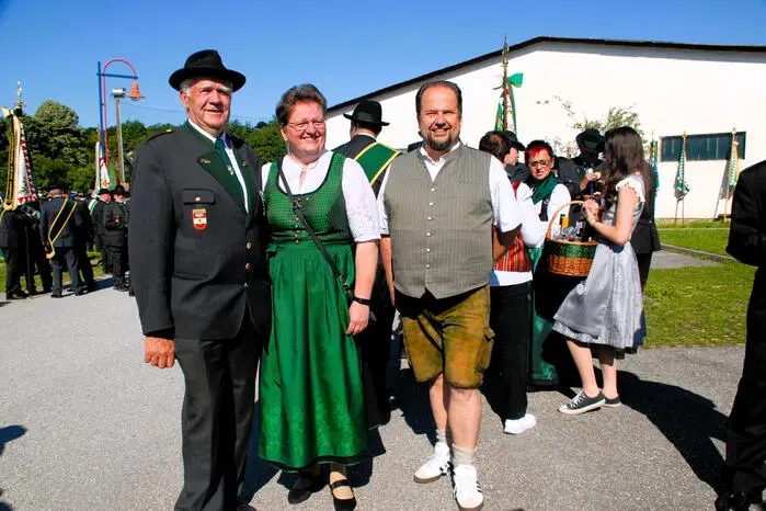 Rudolf Behr, Präsident des ÖKB-Landesverbands mit Bürgermeisterin und Abgeordnete Silvia Karelly und Bürgermeister Roman Thomaser