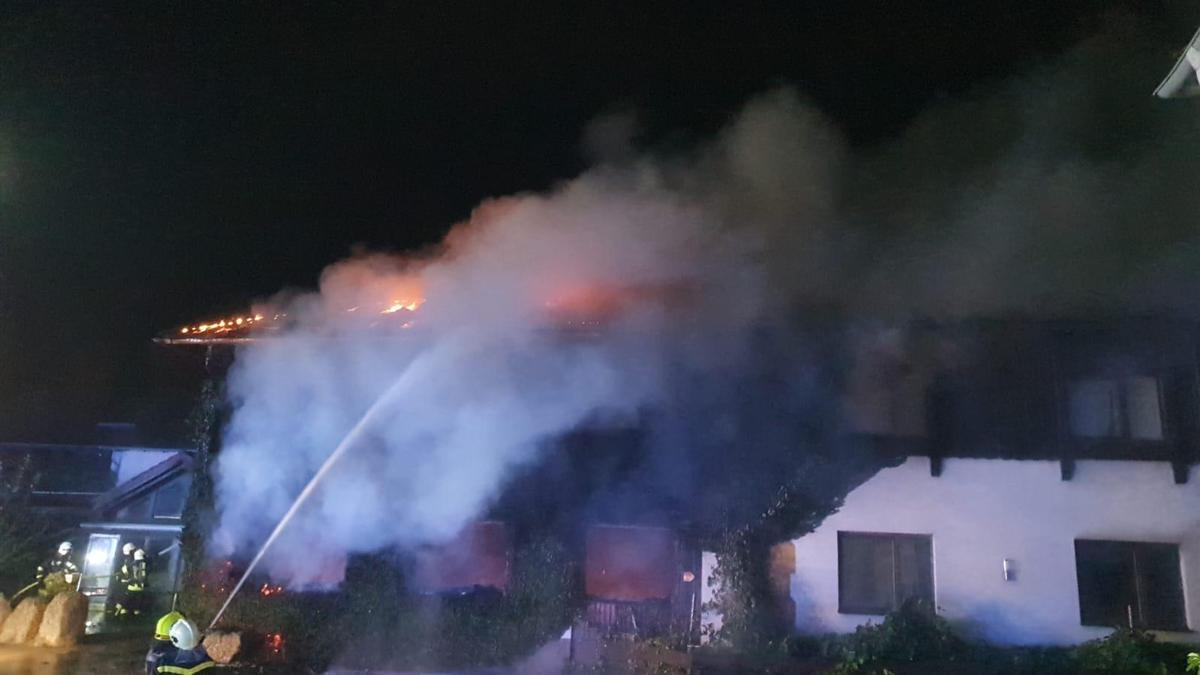 Die Feuerwehr war mit den Löscharbeiten beschäftigt 