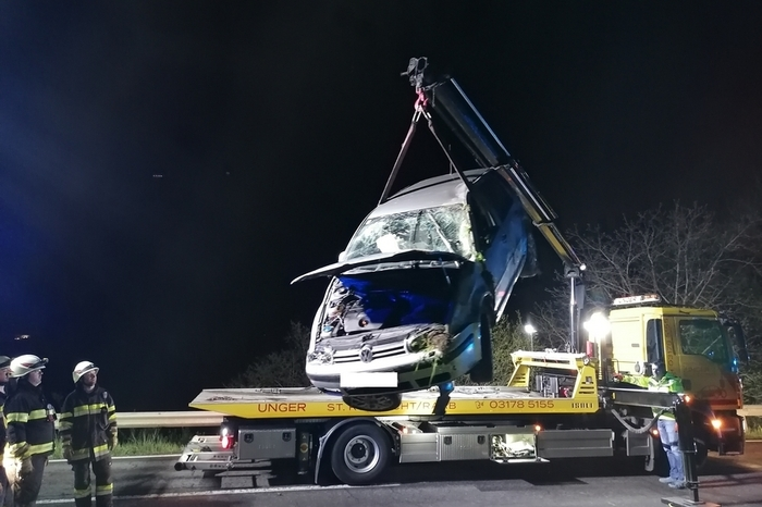 Da der 19-jährige Lenker auffälliges Verhalten aufwies, wurde eine klinische Untersuchung angeordnet, die Fahruntauglichkeit ergab.