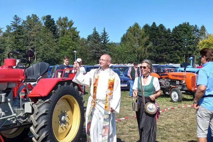 Das 20-Jahr-Jubiläum des Traktor-Treffens wurde mit einer Zeremonie und Segnung der Traktoren durch Ingrid Gady und den Wildoner Pfarrer Ewald Mussi gebührend zelebriert.