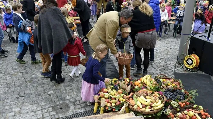 Tausende Menschen kamen zur Erntedank-Messfeier auf den Hartberger Hauptplatz und erlebten den feierlichen Einzug der schön geschmückten Erntewagen 