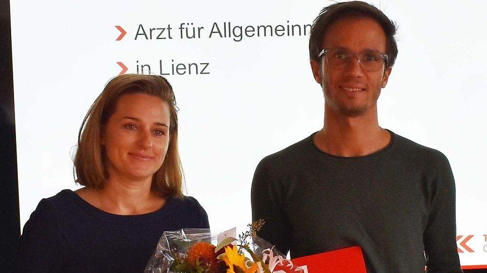 Matthias Trummer und Sabrina Theurl-Prodinger freuen sich über die geteilte Kassenstelle
