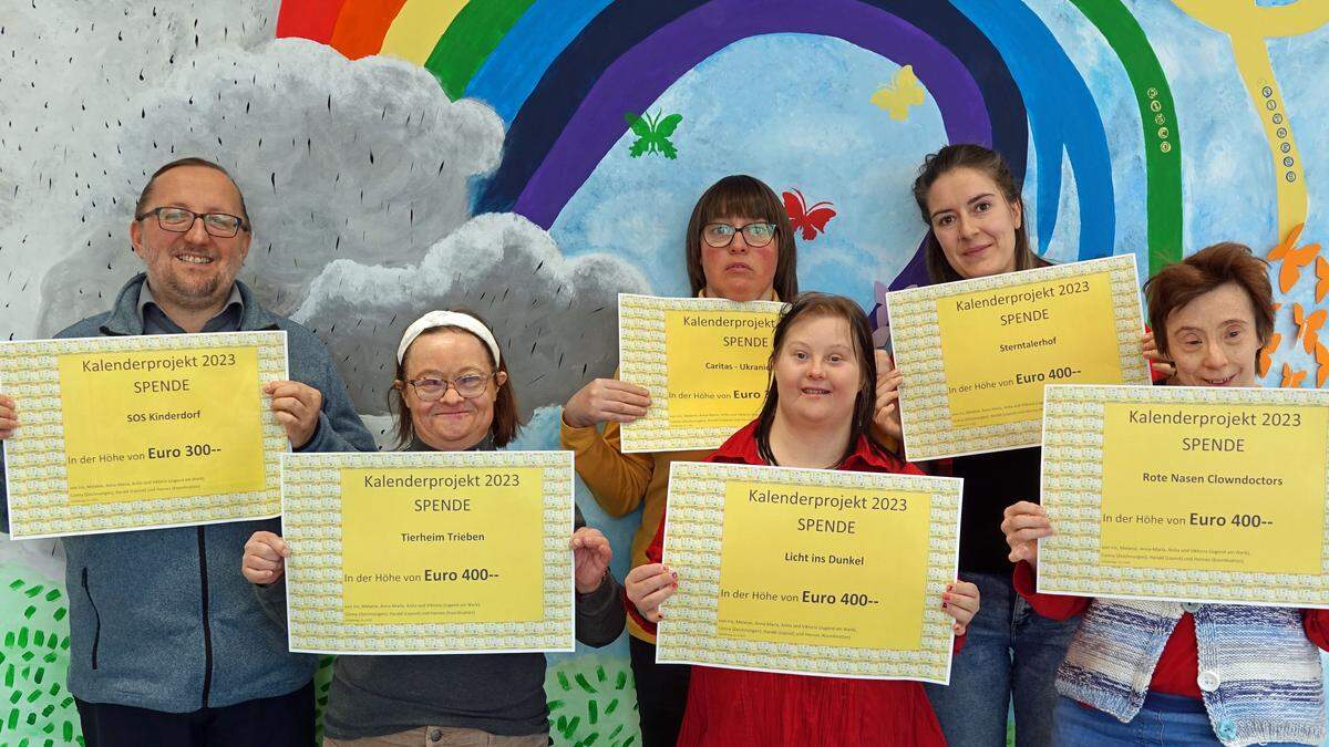 Diakon Stickler mit einem Teil der teilnehmenden Künstlerinnen von &quot;Jugend am Werk&quot; Liezen: Gerheid Haberl, Melanie Radauer, Maria Erdkönig, Iris Schilcher und Teamleiterin Viktoria Forstner