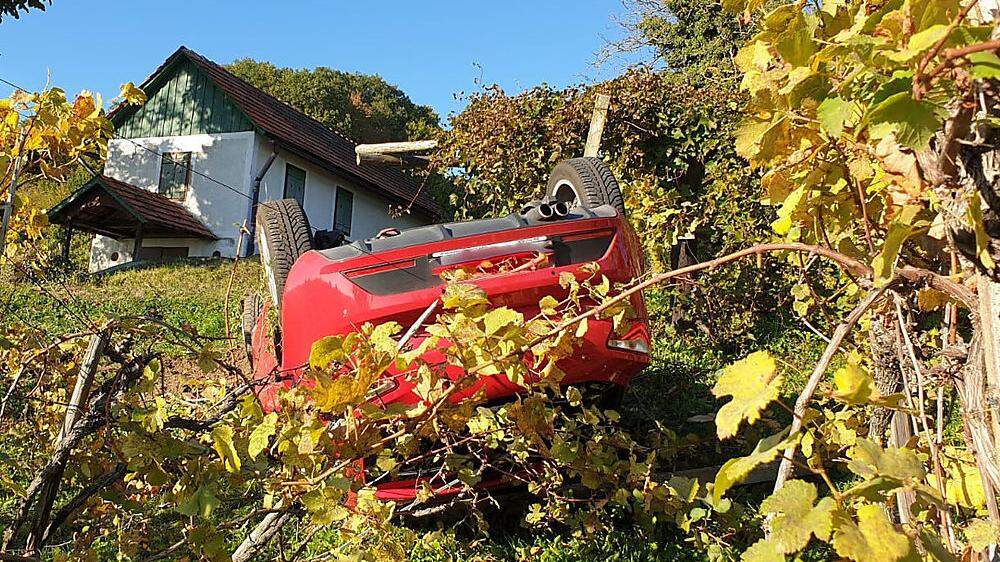 Pkw stürzte in Weingarten und kam auf dem Dach zu liegen