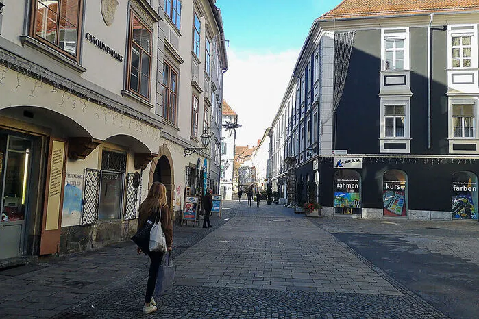 Strahlend blauer Himmel und trotzdem zieht es nur wenige Leute in die Fußgängerzonen rund um den Glockenspielplatz und Mehlplatz.