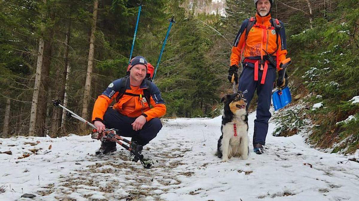 Nach 70-Meter-Sturz | Hündin Gaia mit zwei ihrer Retter von der Bergrettung Salzburg