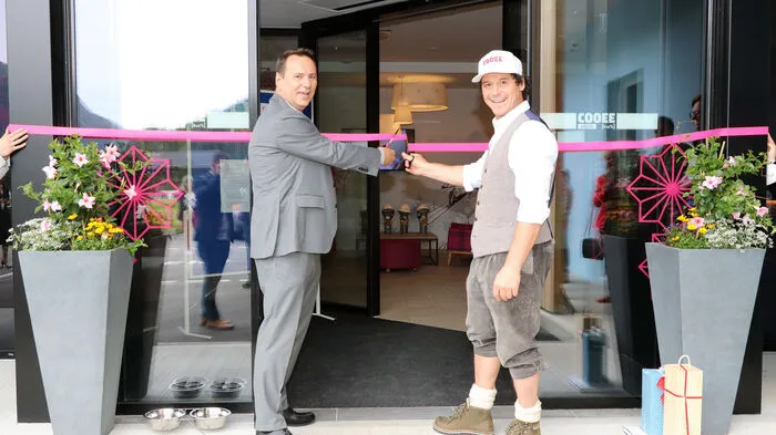 Das neue  COOEE alpin Hotel wurde offiziell durch Christian Grage (Geschäftsführer DER Touristik Hotels &amp; resorts GmbH) und Rainer Schönfelder in Bad Kleinkirchheim eröffnet.  