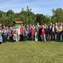 Gruppenfoto an der Aussichtswarte Platsch. Rund 50 ehemalige Schalterbau-Forscher der TU Wien trafen sich mit ihren Familien in der Südsteiermark. Gemeinsame Ausflüge boten Raum für Austausch und Vernetzung