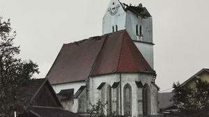 Sinnbild für die schlimmen Unwetter: Das Kirchendach wurde zur Gänze vom Sturm weggerissen