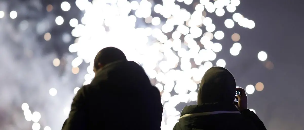 Feiernde zu Silvester in Köln: An Silvester besteht zwar rund um den Kölner Dom in der Innenstadt eine böllerfreie Zone, aber Raketen dürfen abgefeuert werden. Viele Schaulustige haben sich auf dem Rheinboulevard eingefunden, um von Köln Deutz aus einen Blick auf den Kölner Dom und das Feuerwerk zu erhaschen. Kölner und Touristen fackeln Feuerwerk, Böller und Raketen ab und feiern den Ausklang des Jahres. Themenbild, Symbolbild Köln, 31.12.2025 NRW Deutschland *** Celebrating New Years Eve in Cologne On New Years Eve, there is a firecracker-free zone around Cologne Cathedral in the city center, but rockets may be fired Many onlookers have gathered on the Rheinboulevard to catch a glimpse of Cologne Cathedral and the fireworks fro Copyright: xChristophxHardtx