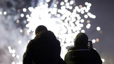 Feiernde zu Silvester in Köln: An Silvester besteht zwar rund um den Kölner Dom in der Innenstadt eine böllerfreie Zone, aber Raketen dürfen abgefeuert werden. Viele Schaulustige haben sich auf dem Rheinboulevard eingefunden, um von Köln Deutz aus einen Blick auf den Kölner Dom und das Feuerwerk zu erhaschen. Kölner und Touristen fackeln Feuerwerk, Böller und Raketen ab und feiern den Ausklang des Jahres. Themenbild, Symbolbild Köln, 31.12.2025 NRW Deutschland *** Celebrating New Years Eve in Cologne On New Years Eve, there is a firecracker-free zone around Cologne Cathedral in the city center, but rockets may be fired Many onlookers have gathered on the Rheinboulevard to catch a glimpse of Cologne Cathedral and the fireworks fro Copyright: xChristophxHardtx