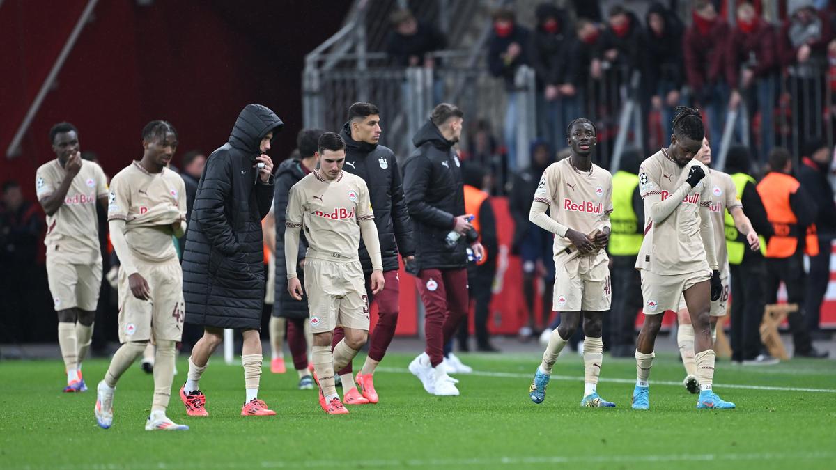 Hängende Salzburger Köpfe nach dem 0:5  in Leverkusen 