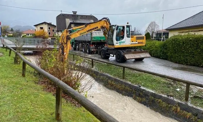 Zahlreiche Einsatzkräfte versuchen schlimmeres zu verhindern