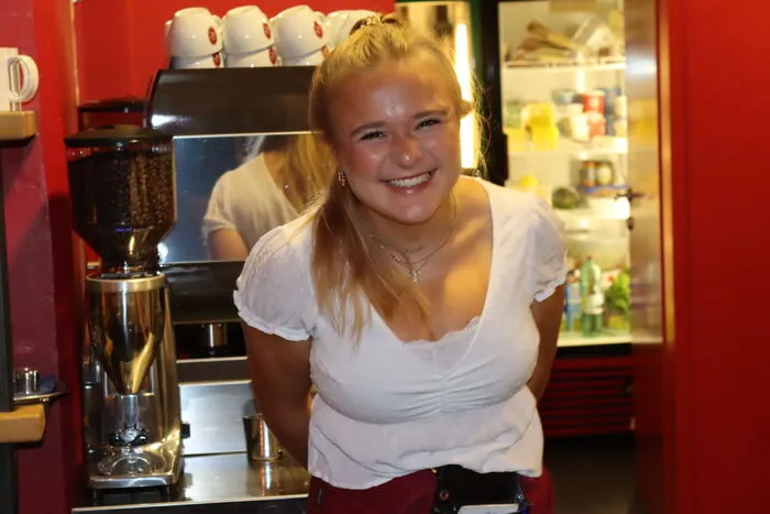 Klicken Sie sich durch die Bilder von freundlicher Bedienung, talentierten Musikern und entspannten Gästen.