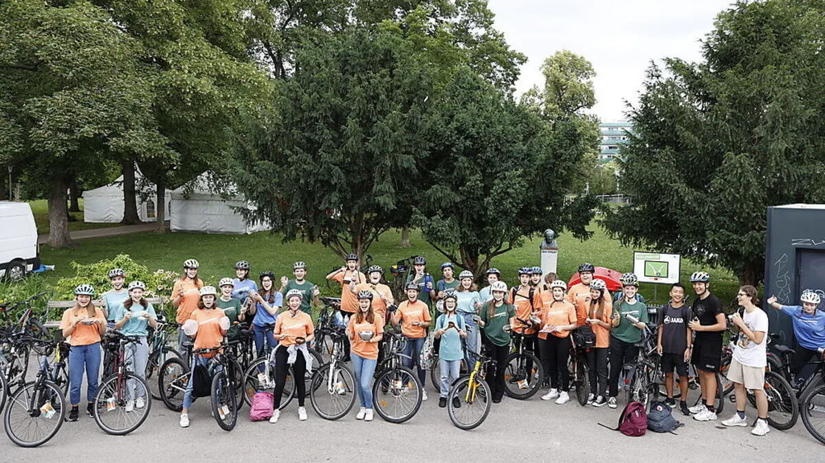 Der HIB.art.chor startete seine "Sternfahrt" auf Fahrrädern beim Augarten-Pavillon