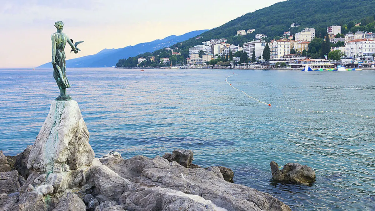 Das Mädchen mit der Möwe vor Opatija