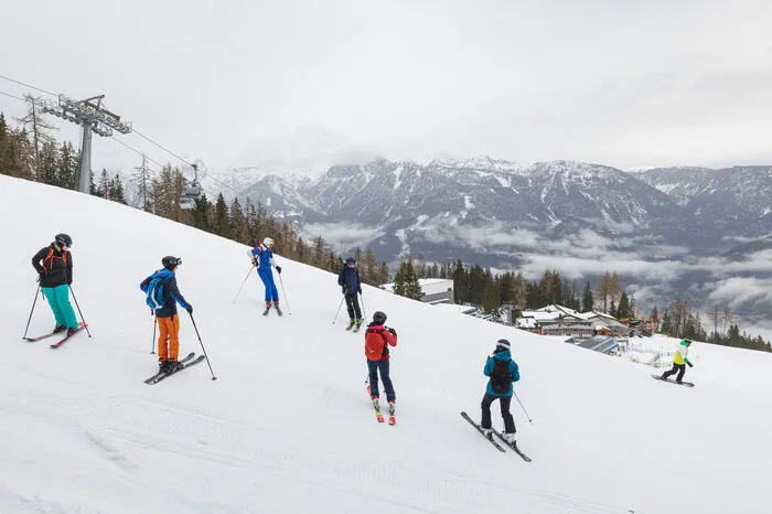 Gemeinsam geht es mit den am Unfall Beteiligten und ihren Anwälten die Piste hinunter