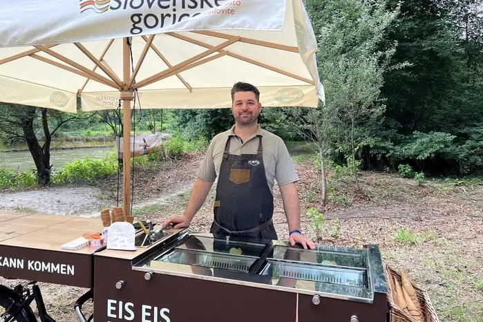 Wer es lieber trocken mochte, konnte sich bei regionalem Streetfood der GlaMur-Betriebe und bei DJ-Vibes von „Sladoled MurKomet“ und „Fiago jumping Disko“ an der Naturkulisse erfreuen