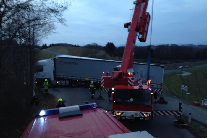 Der gleiche "Straßensperren-Unfall" von der anderen Seite. Der Aufwand zur Beseitigung eines Riesentrucks ist gewaltig. Zum Glück sind solche Pannen meistens zwar peinlich für den Fahrer, aber nicht tragisch.