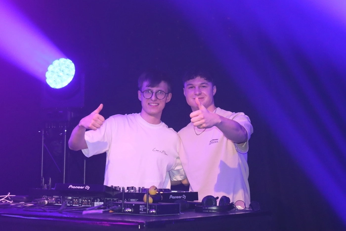 DJ Potter und DJ Smurfy (v.li.) sorgten für die heißen Christmasbeats.