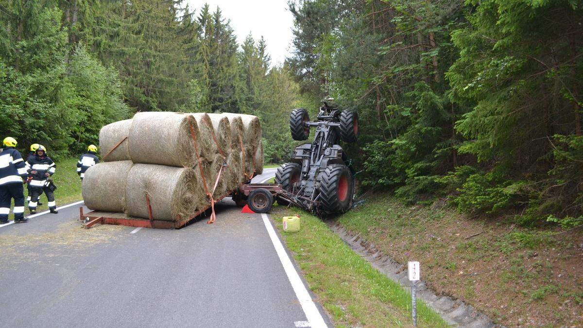 Der Traktor musste mit einem Kran geborgen werden