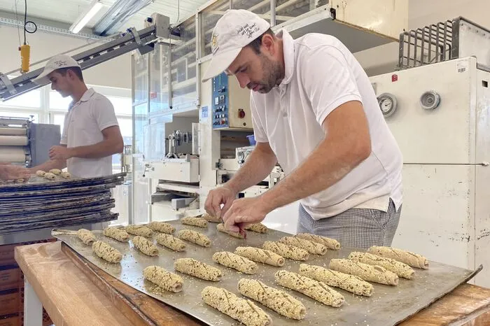 Gleichzeitig wird Kornspitz zum Backen vorbereitet.