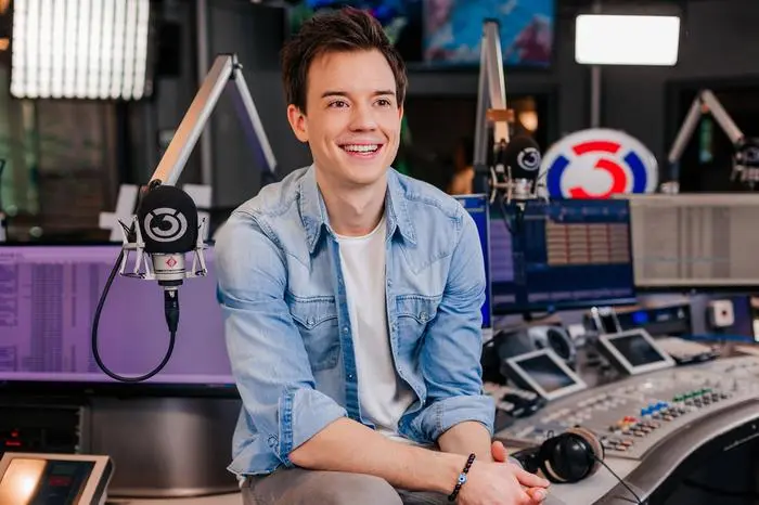 'Starmania 21- Jury', 'Tim Bendzko, Ina Regen und Fiva sind die preisgekrönte ?Starmania 21?-Jury.' .700 Bewerberinnen und Bewerber, 200 haben es bis zum Live-Casting geschafft und 64 von ihnen sind bei ?Starmania 21? mit dabei. Für die ersten 16 Kandidatinnen und Kandidaten heißt es am Freitag, dem 26. Februar 2021, live um 20.15 Uhr in ORF 1 ?Bühne frei für die ?Starmaniacs??. Dann eröffnet Arabella Kiesbauer die erste von zehn Live-Shows. Wer diese Talente sind, ist noch ein Geheimnis. Wer ihre Leistungen beurteilt steht bereits fest: Sänger und Echo-Preisträger Tim Bendzko, Sängerin und Amadeus-Preisträgerin Ina Regen und die mit dem Bayerischen Kulturpreis ausgezeichnete Rapperin, FM4-Moderatorin und Autorin Nina Sonnenberg alias Fiva sind die ?Starmania 21?-Jury! Ihnen kommt eine ganz besondere Funktion zu ? denn erstmals in der ?Starmania?-Geschichte entscheiden die Jurorinnen und Juroren in den Qualifikations- und Semifinalrunden jeweils direkt nach den Performances, wer weiterkommt, wer gehen muss und wer noch bis zum Ende der jeweiligen Sendung auf ein Ticket für die nächste Runde hoffen darf. Eine wichtige Rolle bei ?Starmania 21? haben auch die Ö3-Moderatoren Robert Kratky und Philipp Hansa. Philipp Hansa kommentiert die Shows und gibt weitere Infos zu den Kandidatinnen und Kandidaten. Robert Kratky blickt gemeinsam mit dem Publikum hinter die Kulissen des ORF-1-Events.Im Bild: Philipp Hansa.  SENDUNG: ORF eins - FR - 26.02.2021 - 20:15 UHR. - Veroeffentlichung fuer Pressezwecke honorarfrei ausschliesslich im Zusammenhang mit oben genannter Sendung oder Veranstaltung des ORF bei Urhebernennung.  Foto: ORF/Ö3/Philipp Lipiarski.  Anderweitige Verwendung honorarpflichtig und nur nach schriftlicher Genehmigung der ORF-Fotoredaktion.  Copyright: ORF, Wuerzburggasse 30, A-1136 Wien, Tel. +43-(0)1-87878-13606