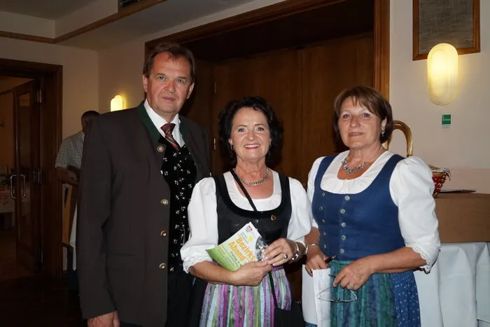 Anton Miglar (Bezirksobmann Stv.), Irmgard Dreier (Bezirksobfrau des Kärntner Bildungswerkes) und Rosemarie Miglar (Schriftführerin Stv.)