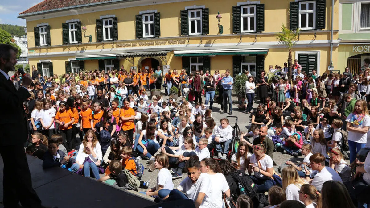 Die tägliche gemeinsame Abschlussveranstaltung auf dem Weizer Südtirolerplatz