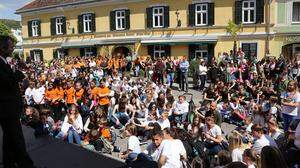 Die tägliche gemeinsame Abschlussveranstaltung auf dem Weizer Südtirolerplatz