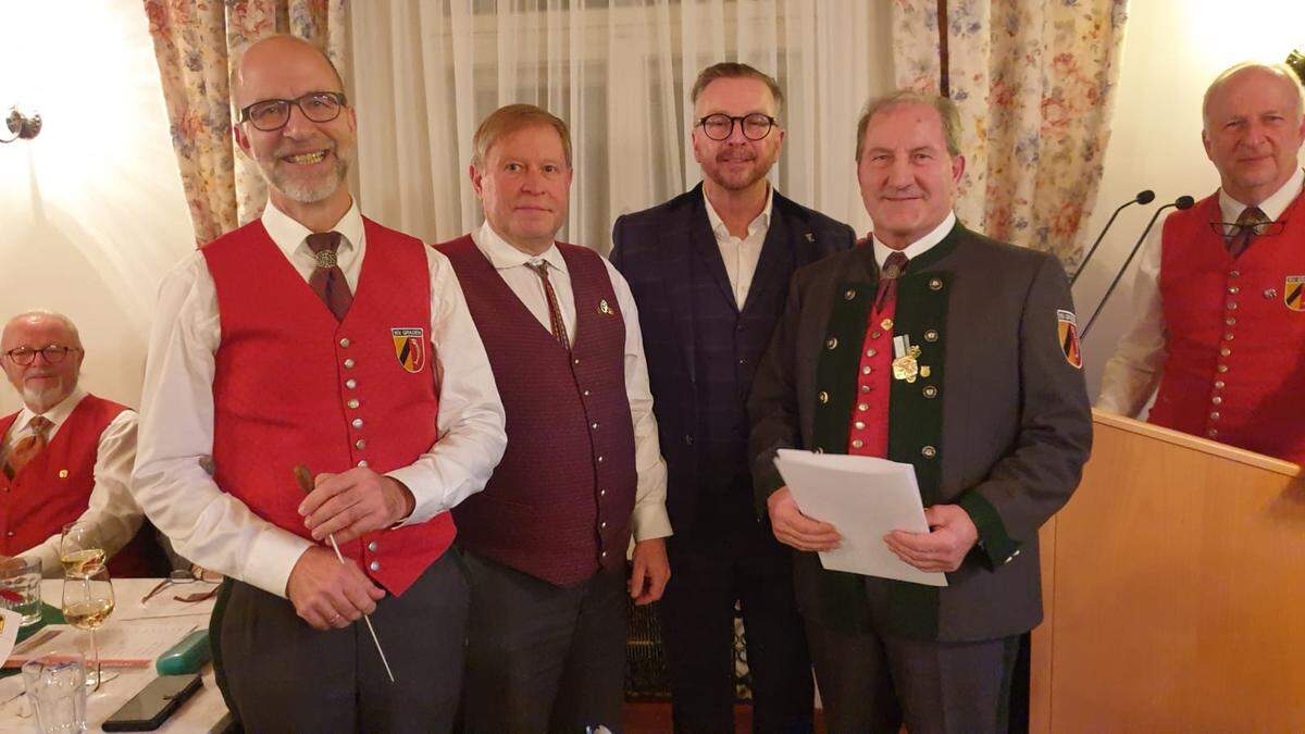 Willi Bernsteiner, Bezirksobmann Johann Edler, Bürgermeister Helmut Linhart, Franz Welle (von links)