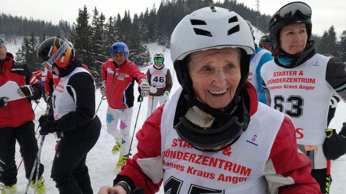 Luise Portugaller steht mit ihren 90 Jahren noch immer sicher auf den Skiern