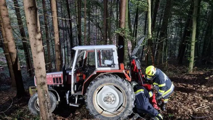 Die Feuerwehrkräfte der Freiwilligen Feuerwehren St. Stefan im Rosental und Ziprein bargen den Traktor mithilfe einer Seilwinde aus dem unwegsamen Gelände