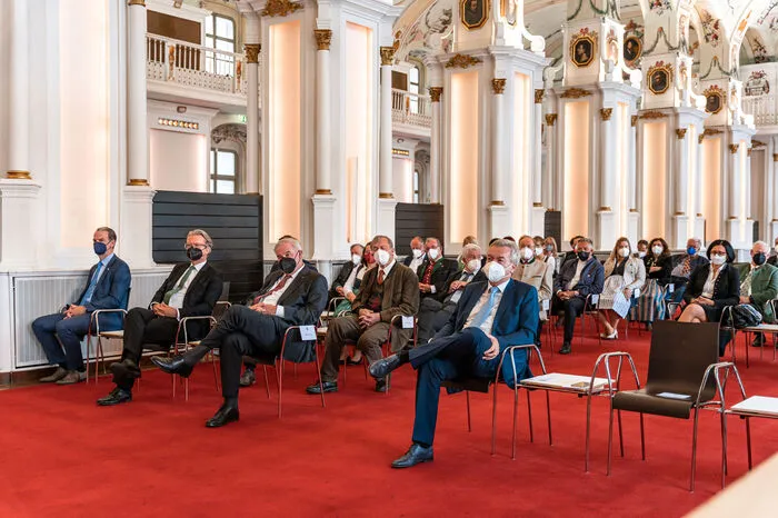 Genau 50 Personen waren im Saal erlaubt
