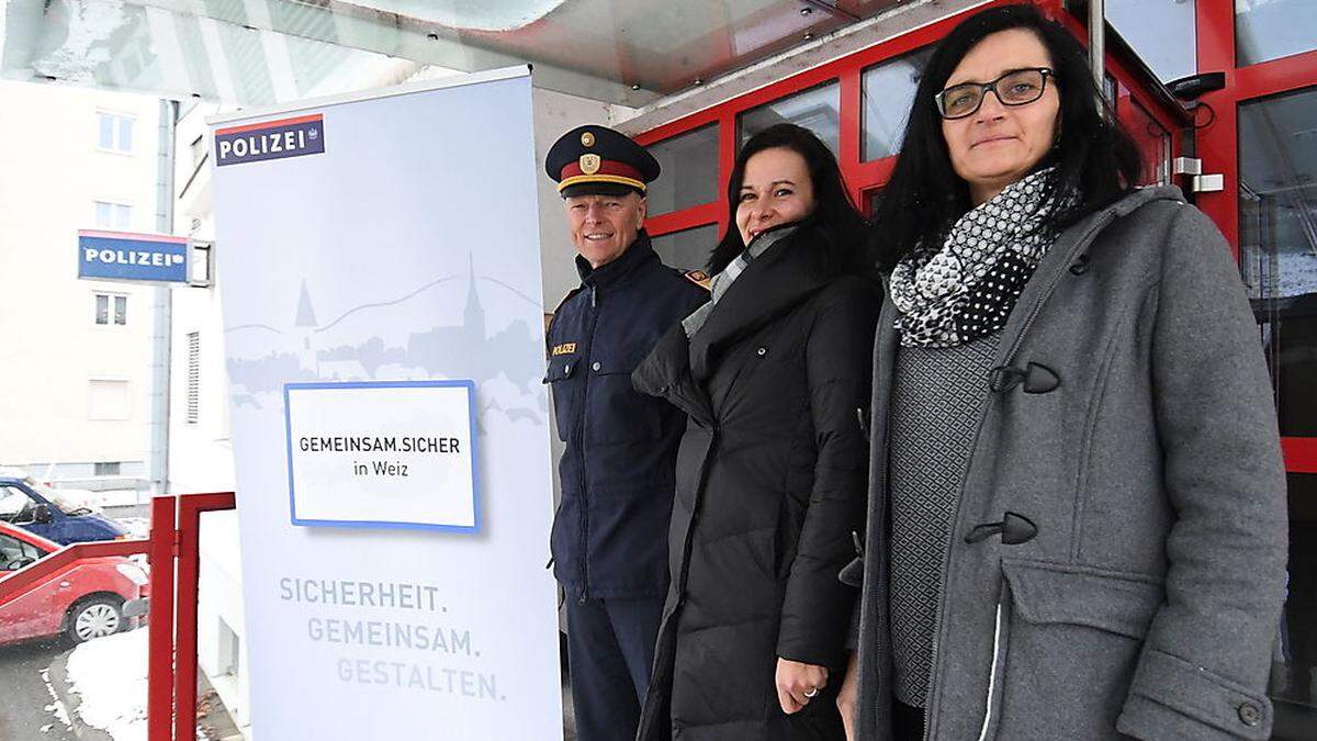 Major Harald Eppich mit Annemarie Siegl und Marion Egger vom Gewaltschutzzentrum 