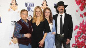 Eberhard Hertel, Stefanie Hertel, Tochter Johanna Mross und Lanny Lanner bei der Premiere vom Musical „Mamma Mia!“ im Vorjahr in Hamburg
