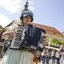 Alicia Edelweiss mit Akkordeon am Benediktinermarkt in Klagenfurt
