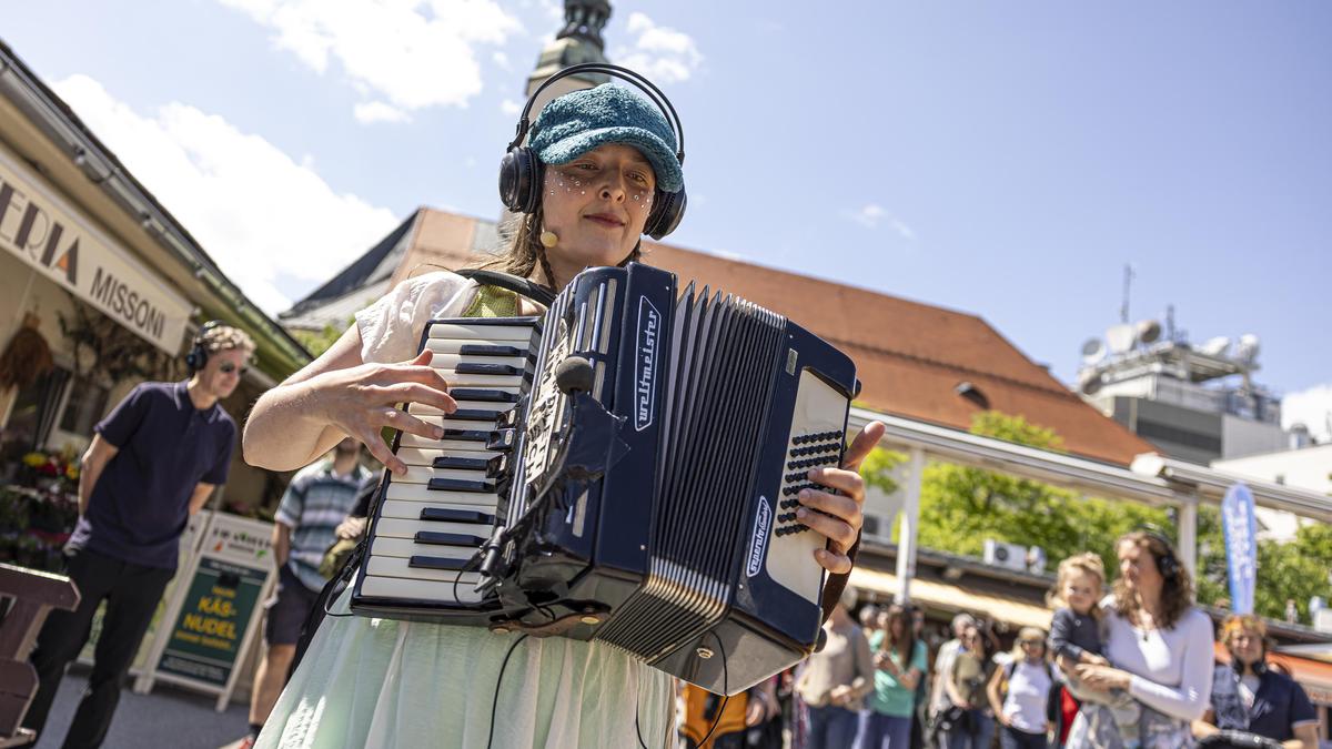 Alicia Edelweiss mit Akkordeon am Benediktinermarkt in Klagenfurt