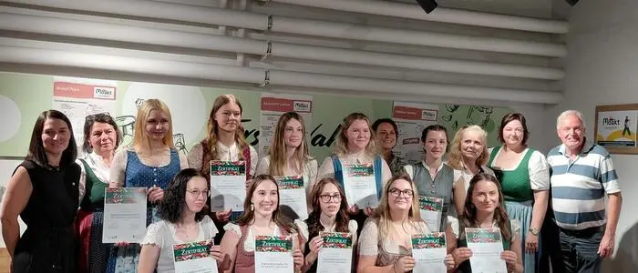 Elf Schülerinnen der Fachschule Naas wurden zur Regional-Botschafterinnen ausgebildet