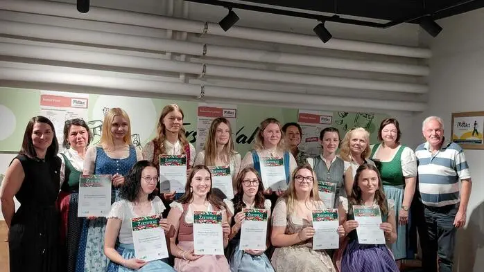 Elf Schülerinnen der Fachschule Naas wurden zur Regional-Botschafterinnen ausgebildet