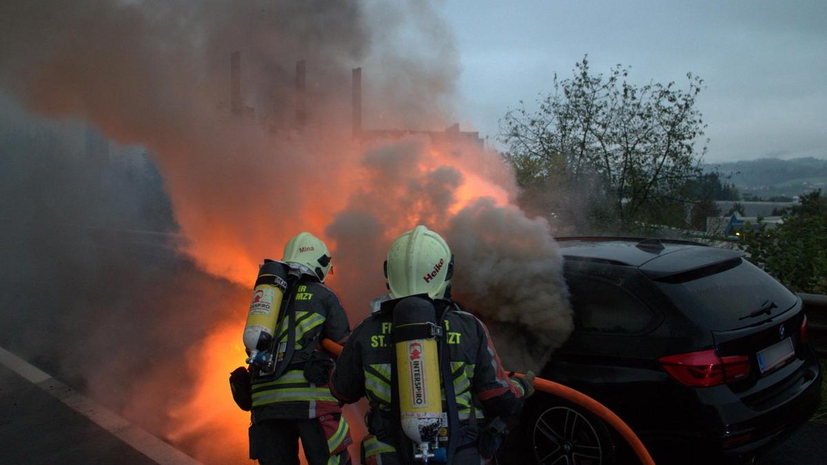 Der Pkw begann aus unbekannten Gründen im Motorraum zu brennen