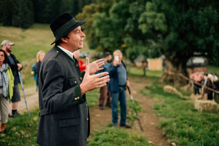 Markus Windisch, Bürgermeister von Übelbach, begrüßte bei der Wanderung Dutzende Gäste, die teils eigens von Deutschland angereist kamen.