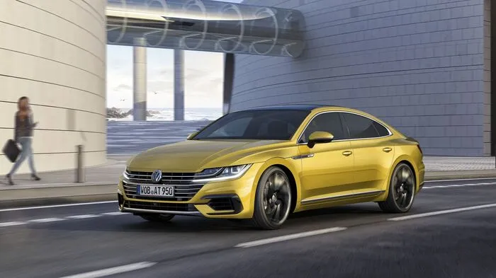 Der neue VW Arteon steht auf der konstruktiven Basis des Modularen Querbaukastens (MQB). Zwischen den beiden Achsen spannt sich ein Radstand von 2841 Millimetern. Entsprechend kurz und knackig sind die Karosserieüberhänge des 4862 Millimeter langen Fastback-Modells, das in der Breite 1871 und in der Höhe 1427 Millimeter misst.
