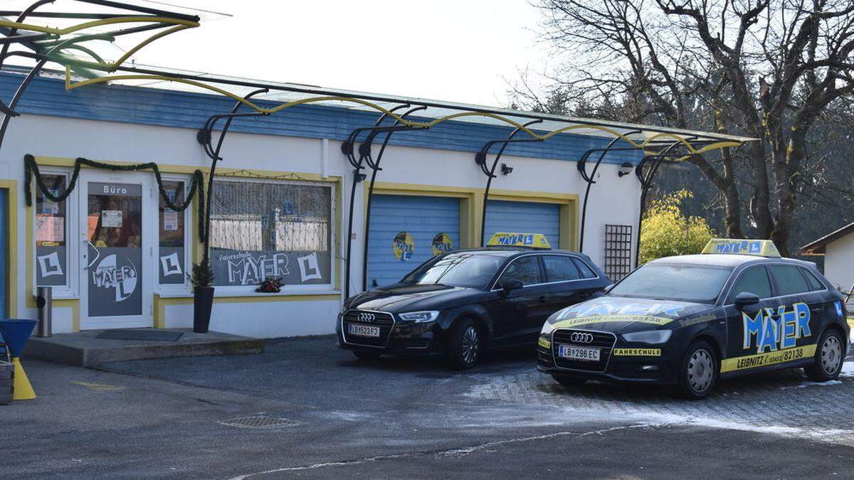 Der Fuhrpark der Fahrschule Mayer in Leibnitz steht bereits still