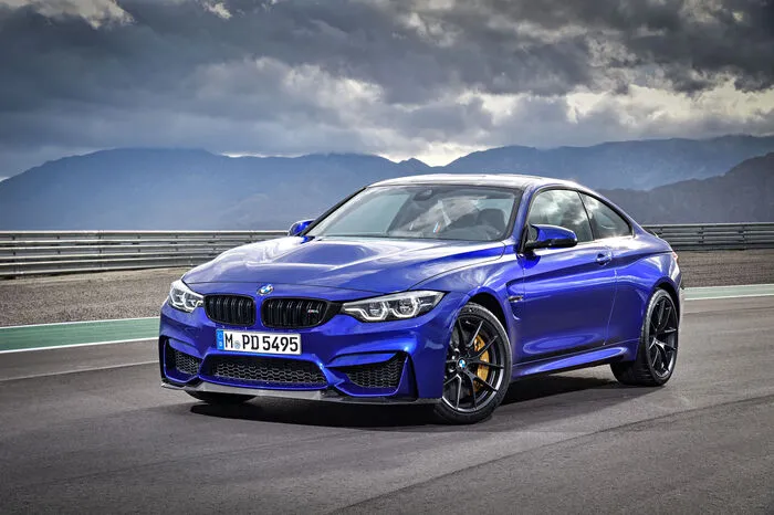 Der 3-Liter verfügt im M4 CS über 460 PS und damit zehn PS als im M4 mit Competition Paket. Das maximale Drehmoment stieg sogar um 50 Nm auf 600 Nm. Diese Leistung beschert dem neuen BMW M4 CS Fahrleistungen auf dem Niveau eines Supersportwagens: So ist der Standardsprint von null auf 100 km/h nach nur 3,9 Sekunden absolviert. Die Höchstgeschwindigkeit des serienmäßig mit dem M Drivers Package ausgerüsteten BMW M4 CS wird bei 280 km/h elektronisch begrenzt.