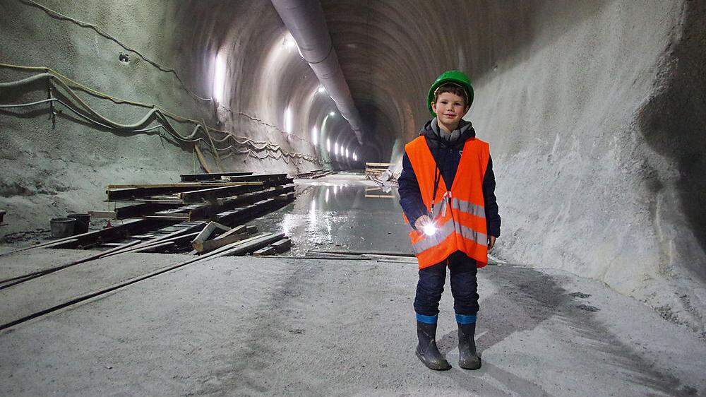 Kleiner Bub in großer Röhre: Philipp 400 Meter unter der Erde im Tunnel