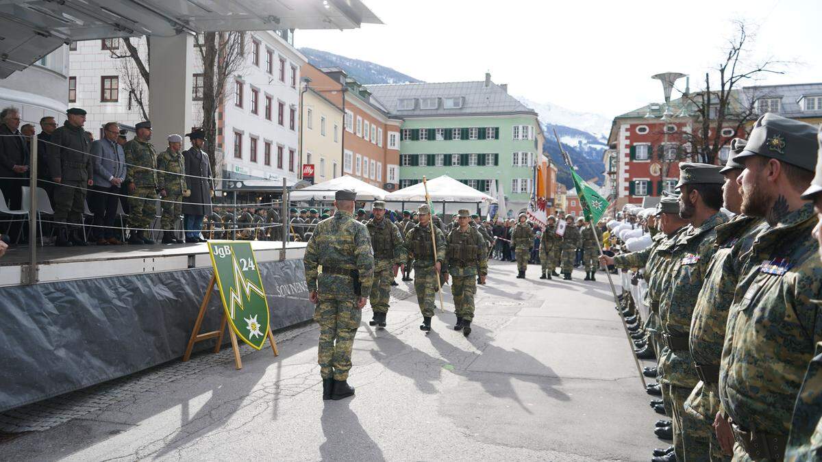 Oberst Bernd Rott erteilte einer Patrouille den Auftrag, einer Kranzniederlegung am Col di Lana