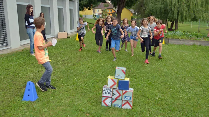 Im Schulhof üben die zwölf Schüler mit den Lehrerinnen Annemarie Joham und Helena Wuttej.