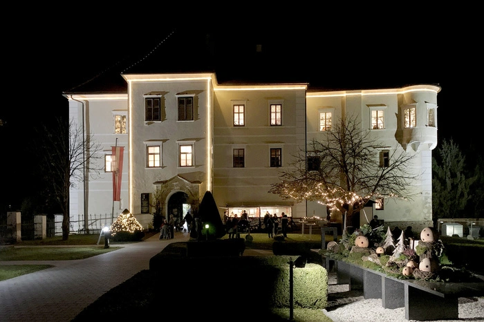 ...im romantischen Wasserschloss Burgau.