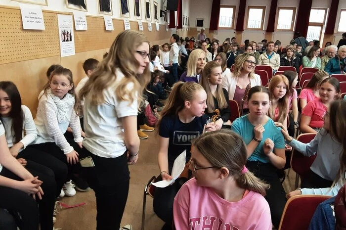 Direktorin Irmgard Fixl von der Musik-Mittelschule in Oberwölz hatte mit ihrem Team das Bezirksjugendsingen auf die Beine gestellt. Als Moderator wirkte Paul Reicher vom Volkskulturreferat im ORF Radio Steiermark.